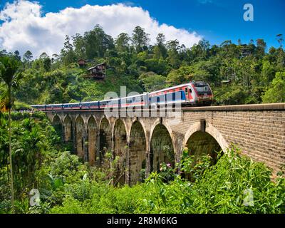 Ein Zug fährt über die Nine Arches Bridge in Demodara, Sri Lanka. Auch bekannt als „Brücke im Himmel“, ist sie ein Beispiel für einen Eisenbahnbau aus der Kolonialzeit Stockfoto