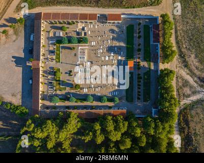 Zenithaler Blick aus der Vogelperspektive auf den Friedhof des Dorfes Miralcamp (Pla d'Urgell, Lleida, Katalonien, Spanien) ESP: Vista aérea cenital de un cementerio Stockfoto