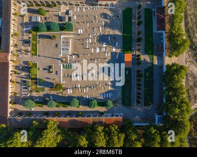Zenithaler Blick aus der Vogelperspektive auf den Friedhof des Dorfes Miralcamp (Pla d'Urgell, Lleida, Katalonien, Spanien) ESP: Vista aérea cenital de un cementerio Stockfoto