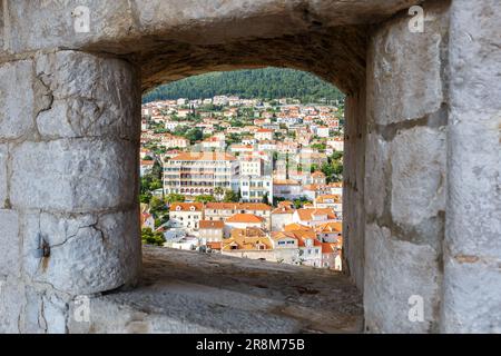 Blick auf die Altstadt von Dubrovnik durch eine Öffnung in der Mauer der Festung, die durch Kroatien reist Stockfoto