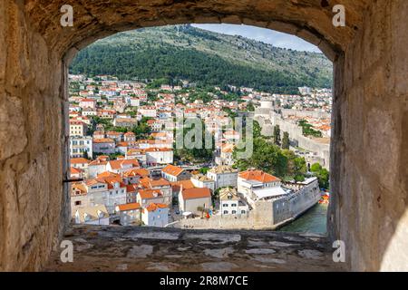 Blick auf die Altstadt von Dubrovnik durch eine Öffnung in der Mauer der Festung, die durch Kroatien reist Stockfoto