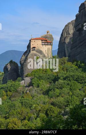 Kloster von St. Nicholas Anapausas auf dem Gipfel der felsigen Klippen in der Meteora-Landschaft in Griechenland, östliche orthodoxe Religion, berühmter Tourismus destin Stockfoto