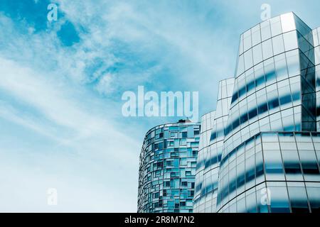 New York City, USA - 19. Mai 2023: Ein Blick auf das IAC Building und 100 11. Ave Condominium, an der 11. Avenue, in Midtown Manhatttan, New York City, gegen t Stockfoto