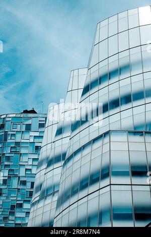 New York City, USA - 19. Mai 2023: Details des IAC Building in Midtown Manhatttan, New York City, Vereinigte Staaten, und 100 11. Ave Eigentumswohnung im Stockfoto