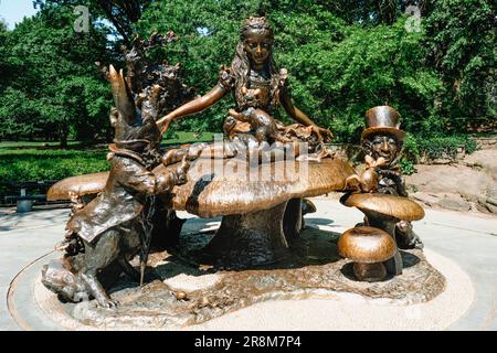 New York City, USA - 18. Mai 2023: Alice im Wunderland Monument, im Central Park, in New York City, USA, an einem Frühlingstag Stockfoto