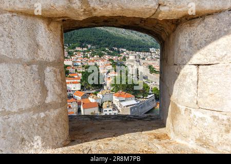 Blick auf die Altstadt von Dubrovnik durch eine Öffnung in der Mauer der Festung, die durch Kroatien reist Stockfoto