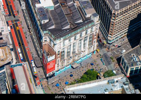 New York City, USA - 16. Mai 2023: Das berühmte Kaufhaus Macys und der Herald Square in Midtown Manhattan, New York City aus der Vogelperspektive Stockfoto