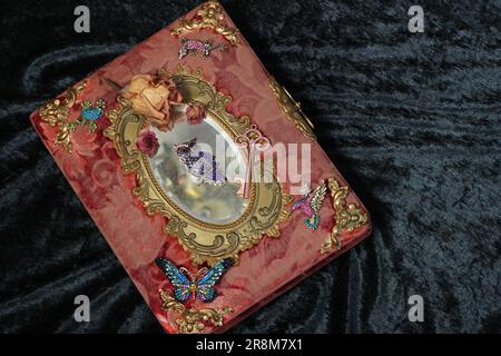 Antikes Buch Mit Bunten Edelsteinen. Märchenbuch Stockfoto