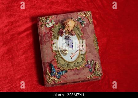 Antikes Buch Mit Bunten Edelsteinen. Märchenbuch Stockfoto