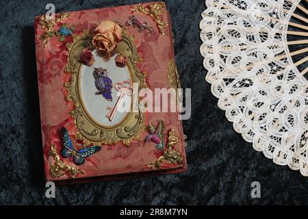 Antikes Buch Mit Bunten Edelsteinen. Märchenbuch Stockfoto