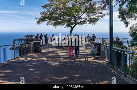 Madeira Island Portugal - 04 21 2023 Uhr: Hauptblick am Cabo Girão Aussichtspunkt, ein ikonischer und touristischer Ort über dem Meer, den Touristen besuchen, auf Madeira Stockfoto