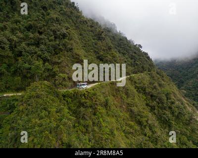 Fahren Sie auf der berühmten Todesstraße, dem „Camino de la Muerte“, in den bolivianischen Anden nahe La Paz - Reisen und Erkunden der Yungas Stockfoto