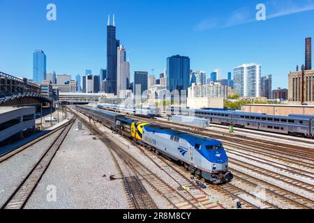 Chicago, USA - 3. Mai 2023: Skyline mit Amtrak-Zug in der Nähe der Union Station in Chicago, USA. Stockfoto