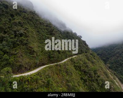 Fahren Sie auf der berühmten Todesstraße, dem „Camino de la Muerte“, in den bolivianischen Anden nahe La Paz - Reisen und Erkunden der Yungas Stockfoto