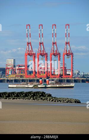 Paddeldampfer WAVERLEY, vorbei am Seaforth Container Terminal auf dem Fluss Mersey, Ankunft in Liverpool Stockfoto