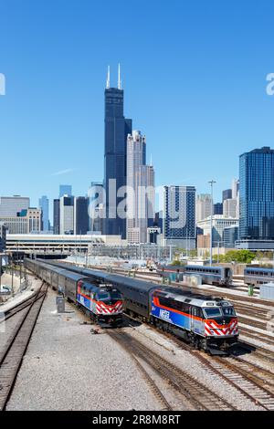 Chicago, USA - 3. Mai 2023: Skyline mit METRA-Pendlerzügen, öffentliche Verkehrsmittel in der Nähe der Union Station, Porträtformat in Chicago, USA Stockfoto
