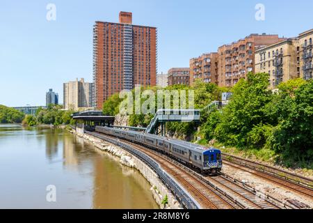 New York City, USA - 10. Mai 2023: Metro-North Railroad Pendlerzug Öffentliche Verkehrsmittel am Bahnhof Marble Hill in New York, USA Stockfoto