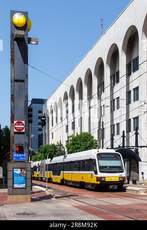 Dallas, USA - 5. Mai 2023: Öffentliche Verkehrsmittel der Dallas DART Light Rail am Bahnhof Akard im Porträtformat in Dallas, USA. Stockfoto