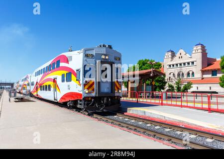 Albuquerque, USA - 8. Mai 2023: New Mexico Rail Runner Express Commuter Train Railways in Albuquerque, USA. Stockfoto