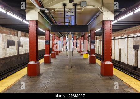 New York, USA - 30. April 2023: New York City U-Bahn U-Bahn U-Bahn U-Bahnhof Bowery der J Line in New York, USA. Stockfoto