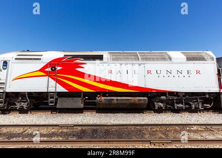 Santa Fe, USA - 8. Mai 2023: Logo der New Mexico Rail Runner Express Commuter Train Railways in Santa Fe, USA. Stockfoto