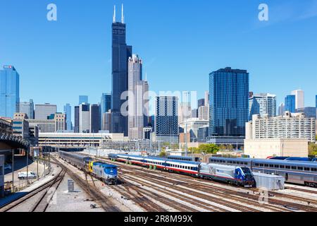 Chicago, USA - 3. Mai 2023: Skyline mit Amtrak-Zügen in der Nähe der Union Station in Chicago, USA. Stockfoto