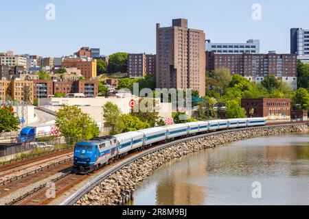 New York City, USA - 10. Mai 2023: Metro-North Railroad Pendlerzug Öffentliche Verkehrsmittel am Bahnhof Marble Hill in New York, USA Stockfoto