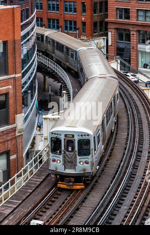 Chicago, USA - 2. Mai 2023: Chicago „L“ Elevated Hochbahn Metro Bahn ÖPNV Nahverkehr in Chicago, USA. Stockfoto