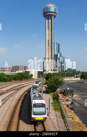 Dallas, Vereinigte Staaten - 5. Mai 2023: Öffentliche Verkehrsmittel der Dallas DART Light Rail in der Nähe der Union Station Portrait Format in Dallas, Vereinigte Staaten. Stockfoto