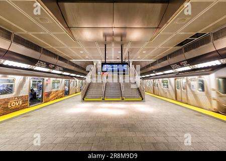 New York City, USA - 10. Mai 2023: New York City U-Bahn-Station 34 Street Hudson Yards an Linie 7 in New York, USA Stockfoto