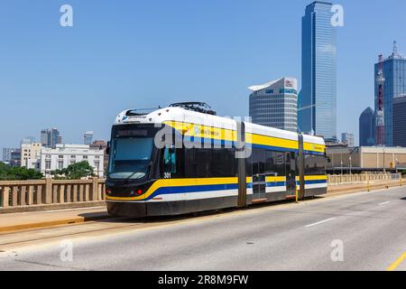 Dallas, USA - 5. Mai 2023: Dallas Streetcar Tram öffentliche Verkehrsmittel in Dallas, USA. Stockfoto