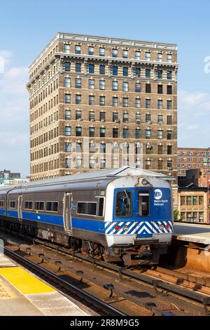 New York City, USA - 11. Mai 2023: Metro-North Railroad Pendlerzug Öffentliche Verkehrsmittel am Bahnhof Harlem 125. Street Porträt Stockfoto