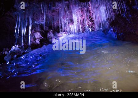 Beleuchtete Narusawa-Eishöhle Stockfoto