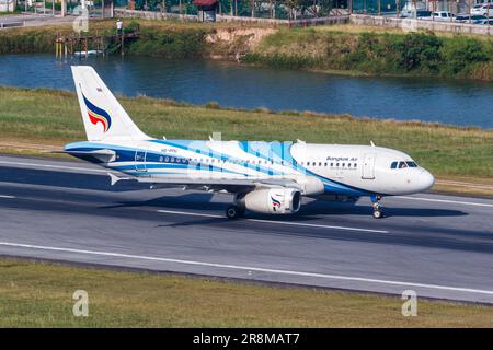 Ko Samui, Thailand - 10. Februar 2023: Flugzeug Bangkok Air Airbus A319 am Flughafen Ko Samui (USM) in Thailand. Stockfoto