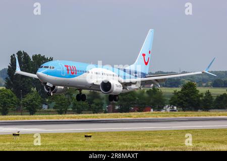 Brüssel, Belgien - 21. Mai 2022: TUI Belgium Boeing 737 MAX 8 Flugzeug am Flughafen Brüssel (BRU) in Belgien. Stockfoto