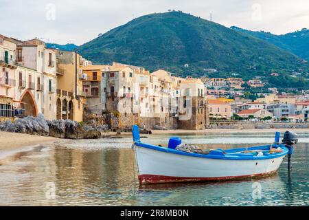 Hölzerne Motorboote im alten Hafen von Cefalu. Sizilien, Italien Stockfoto