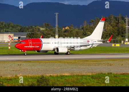 Bergen, Norwegen - 17. August 2022: Norwegisches Boeing 737-800-Flugzeug am Flughafen Bergen (BGO) in Norwegen. Stockfoto