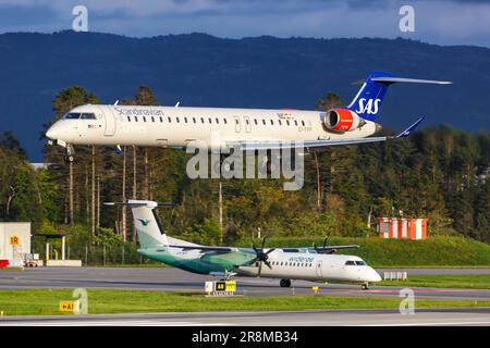 Bergen, Norwegen - 17. August 2022: SAS Scandinavian Airlines Bombardier CRJ900 Flugzeug am Bergen Airport (BGO) in Norwegen. Stockfoto