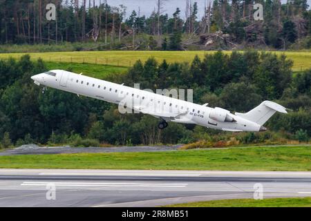 Bergen, Norwegen - 18. August 2022: CityJet Bombardier CRJ900 Flugzeug am Bergen Airport (BGO) in Norwegen. Stockfoto