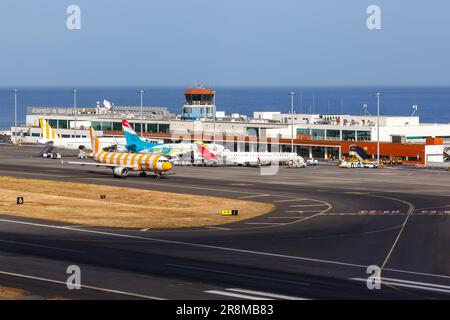 Madeira, Portugal - 12. September 2022: Flugzeuge am Madeira Airport (FNC) in Portugal. Stockfoto