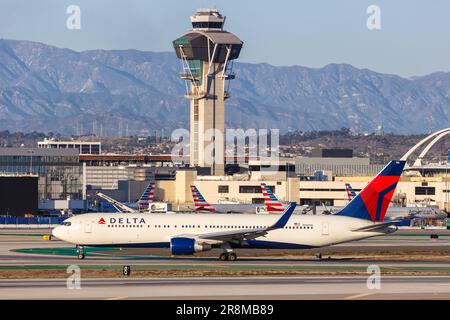 Los Angeles, USA - 3. November 2022: Delta Air Lines Boeing 767-300ER Flugzeug am Los Angeles Flughafen (LAX) in den USA. Stockfoto