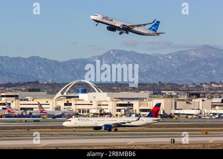 Los Angeles, USA - 3. November 2022: Delta Air Lines und JetBlue Airbus A321 Flugzeuge am Los Angeles Airport (LAX) in den USA. Stockfoto