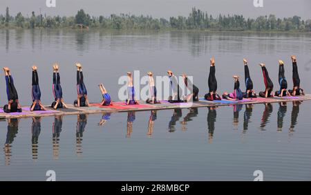 Srinagar, Indien. 18. Juni 2023. Yoga-Liebhaber üben Yoga auf dem weltberühmten Dal Lake in Srinagar, dem Sommerkapital der Indianer, verwaltet Kaschmir, 21. Juni 2023. Es ist der 9. Internationale Tag von Yoga. (Foto von Mubashir Hassan/Pacific Press) Kredit: Pacific Press Media Production Corp./Alamy Live News Stockfoto