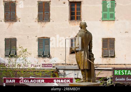 CORTE, FRANKREICH - 1. MAI 2013: Place Paoli mit Denkmal für Pascal Paoli vor der schäbigen Hausmauer, am 1. Mai in Corte Stockfoto