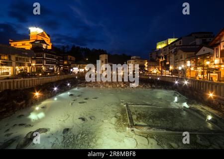 Nachtsicht auf Yubatake (heißes Wasserfeld) in der heißen Quelle von Kusatsu Onsen Stockfoto