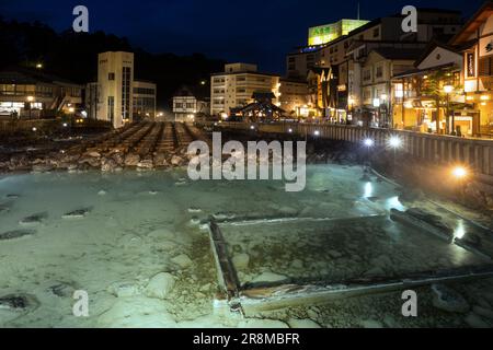 Nachtsicht auf Yubatake (heißes Wasserfeld) in der heißen Quelle von Kusatsu Onsen Stockfoto