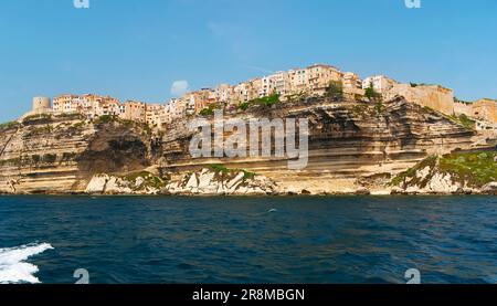 Erkunden Sie die Oberstadt Bonifacio vom Meer aus, beobachten Sie die mittelalterlichen Stadthäuser, die sich am Rand der Kalksteinklippen an der Mittelmeerküste, Cors, befinden Stockfoto