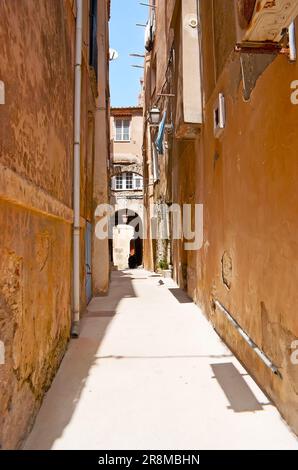 Erkunden Sie die Ville Haute - Oberstadt Bonifacio, die sich in einer mittelalterlichen Zitadelle befindet, mit engen Gassen und vielen erhaltenen historischen Bauwerken, Korsika, F. Stockfoto