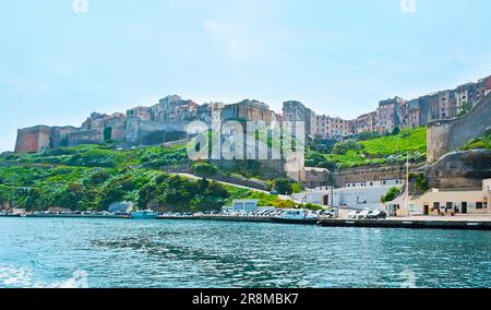 Die große historische Stadt Bonifacio befindet sich auf der Spitze der hohen Kalksteinklippen an der Küste des Mittelmeers, Korsika, Frankreich Stockfoto