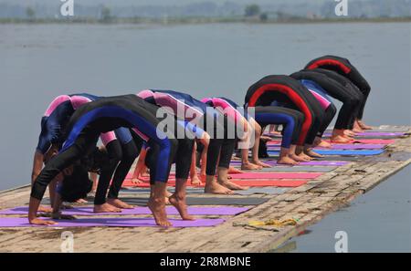 Srinagar, Indien. 18. Juni 2023. Yoga-Liebhaber üben Yoga auf dem weltberühmten Dal Lake in Srinagar, dem Sommerkapital der Indianer, verwaltet Kaschmir, 21. Juni 2023. Es ist der 9. Internationale Tag von Yoga. (Foto von Mubashir Hassan/Pacific Press) Kredit: Pacific Press Media Production Corp./Alamy Live News Stockfoto